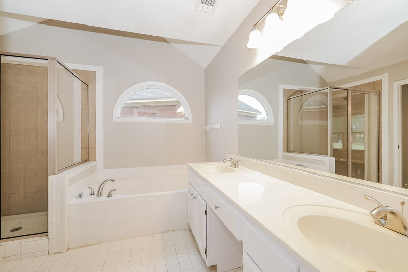 3,070/Mo, 4123 Golf View Cv Bartlett, TN 38135 Main Bathroom View