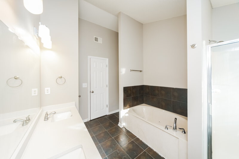 1,585/Mo, 1403 Leery Cove Cordova, TN 38016 Main Bathroom View