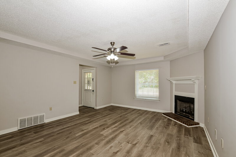 1,875/Mo, 7163 Windsor Dr Horn Lake, MS 38637 Living Room View 2