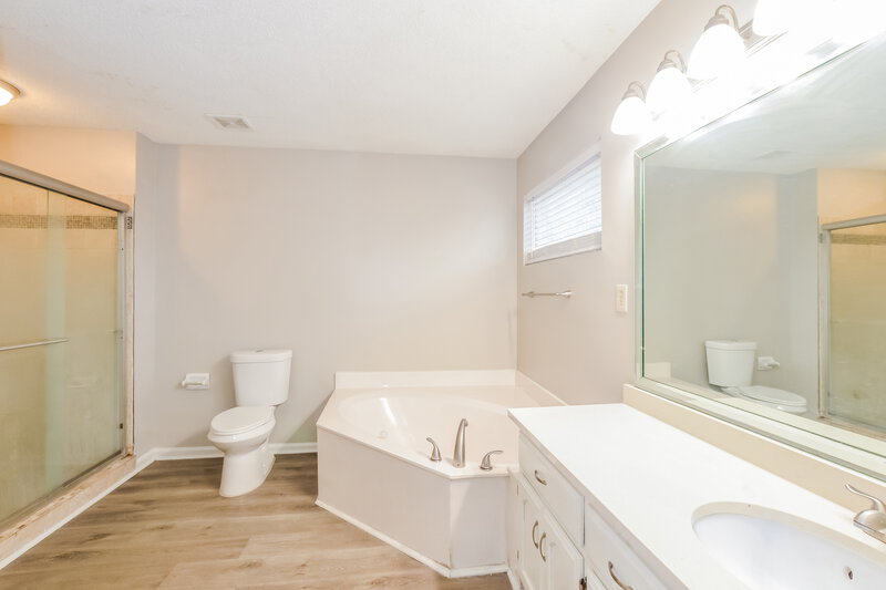 1,730/Mo, 7558 Fox Hunt Dr E Olive Branch, MS 38654 Main Bathroom View
