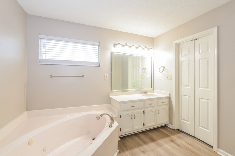 1,730/Mo, 7558 Fox Hunt Dr E Olive Branch, MS 38654 Main Bathroom View 2