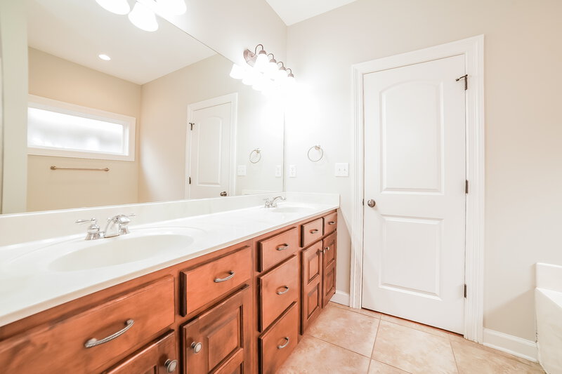 1,910/Mo, 2910 Keeley Cove Southaven, MS 38672 Main Bathroom View