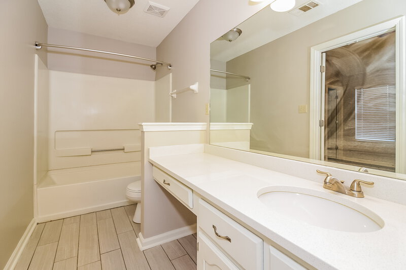 1,715/Mo, 5700 Kayla Dr Southaven, MS 38671 Main Bathroom View