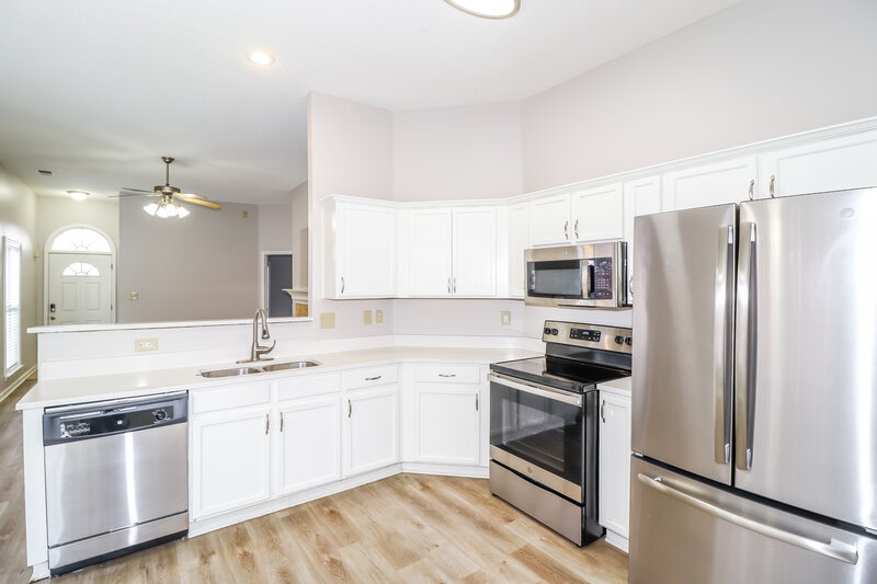 1,705/Mo, 6943 Parkbrook Ln Cordova, TN 38018 Kitchen View 2