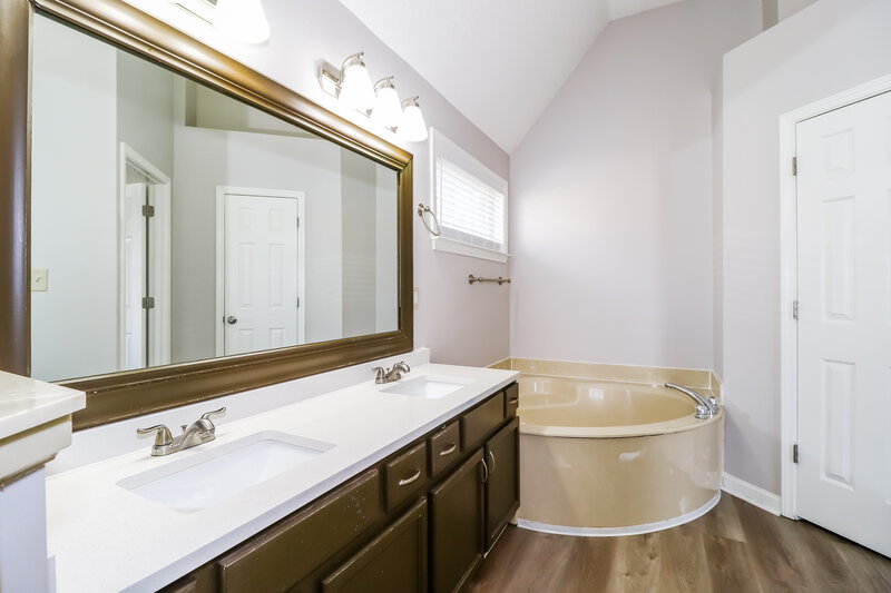1,705/Mo, 6943 Parkbrook Ln Cordova, TN 38018 Main Bathroom View