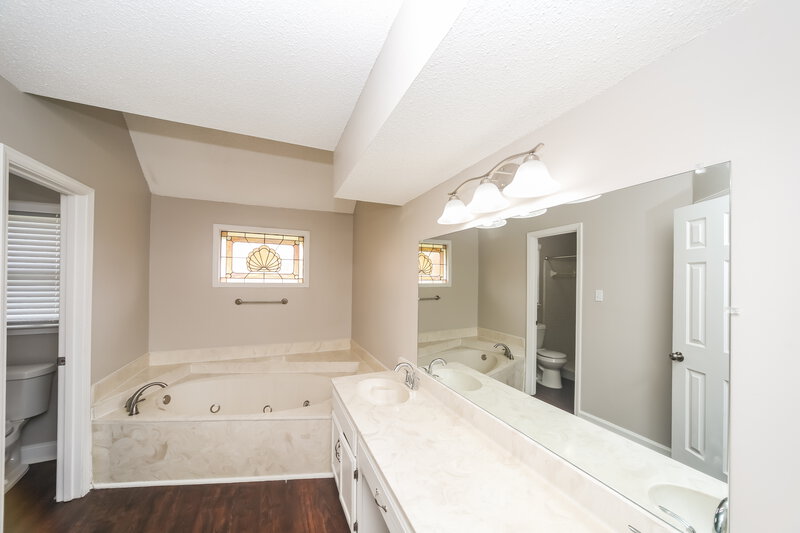 3,240/Mo, 5000 W Old Farm Rd Memphis, TN 38125 Main Bathroom View