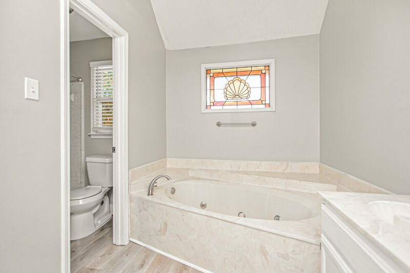 2,440/Mo, 5000 W Old Farm Rd Memphis, TN 38125 Primary Bathroom View