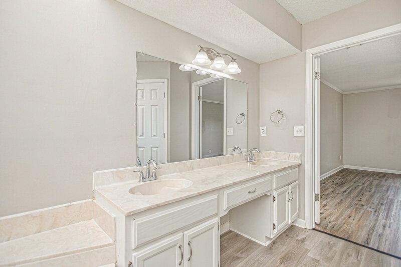 2,440/Mo, 5000 W Old Farm Rd Memphis, TN 38125 Primary Bathroom View 2