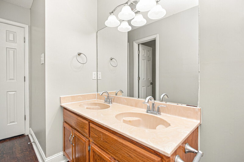 2,440/Mo, 5000 W Old Farm Rd Memphis, TN 38125 Bathroom View