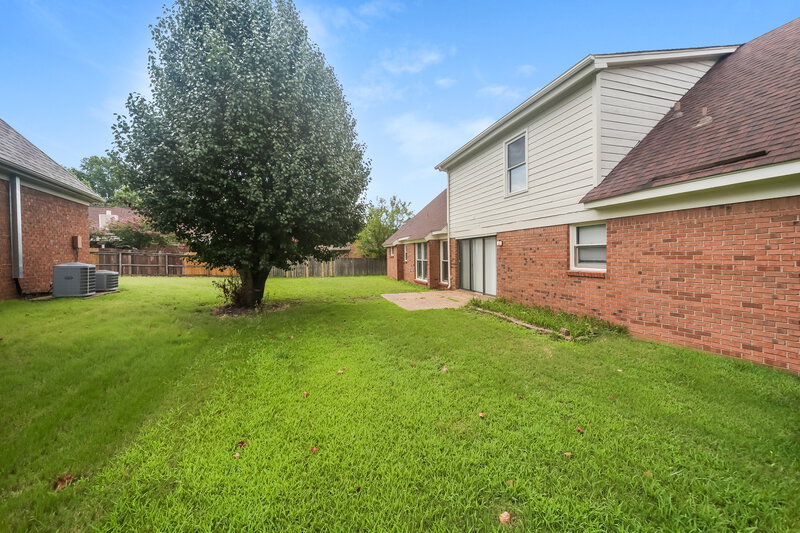 3,240/Mo, 5000 W Old Farm Rd Memphis, TN 38125 Rear View 2