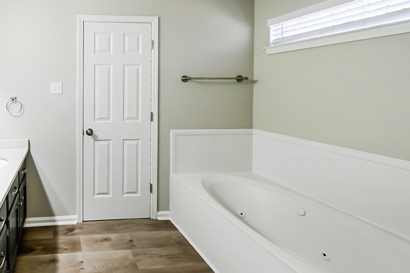 1,780/Mo, 1913 Brentwood Trce Southaven, MS 38671 Main Bathroom View