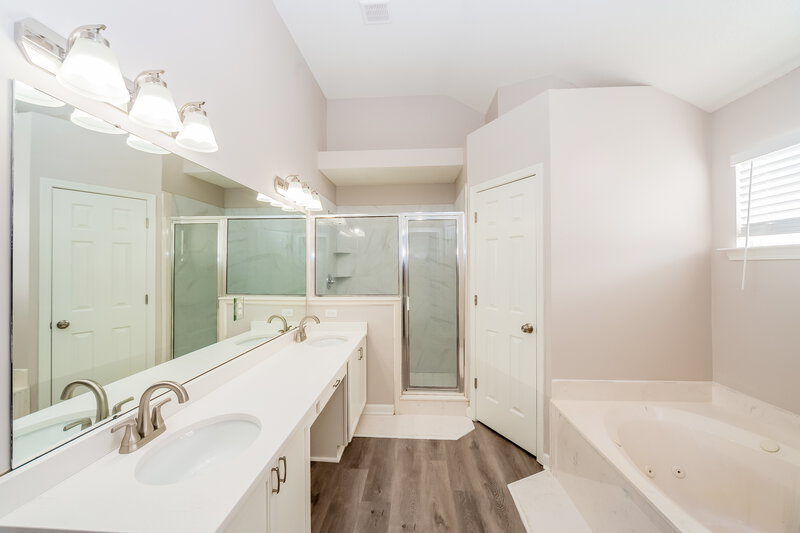 1,920/Mo, 12794 Fox Hunter Drive Olive Branch, MS 38654 Main Bathroom View