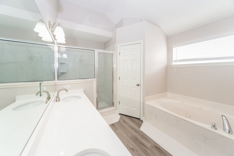 1,920/Mo, 12794 Fox Hunter Drive Olive Branch, MS 38654 Main Bathroom View 2