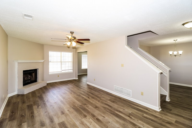 2,700/Mo, 6997 Luxor Ln Cordova, TN 38018 Living Room View 2