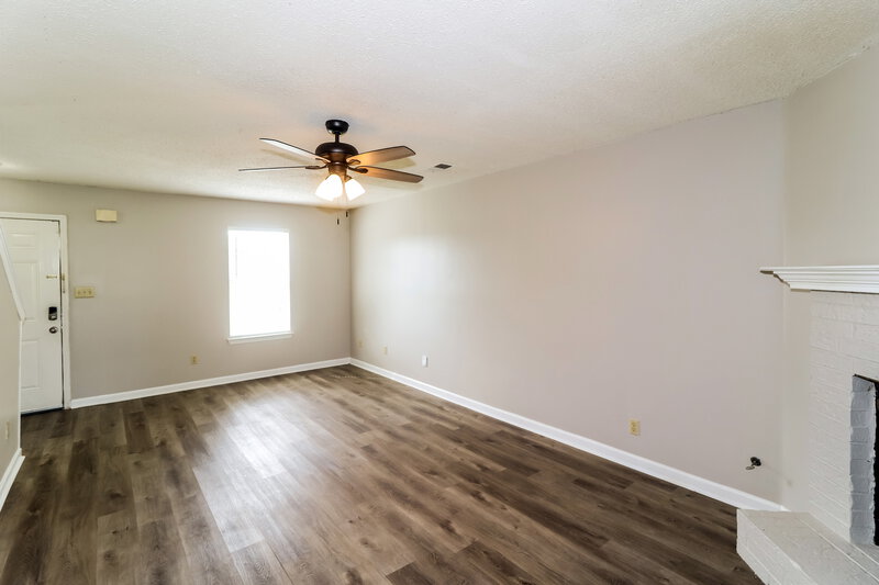 1,985/Mo, 6997 Luxor Ln Cordova, TN 38018 Living Room View 2