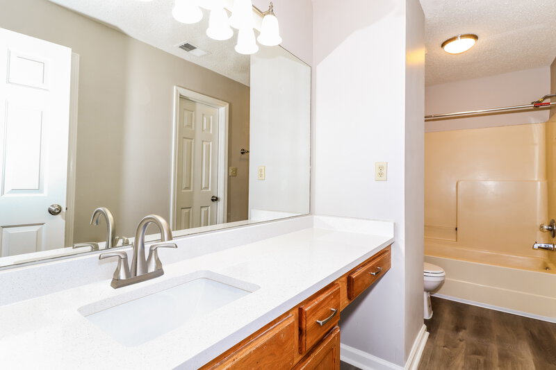 2,700/Mo, 6997 Luxor Ln Cordova, TN 38018 Main Bathroom View