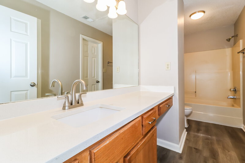 1,985/Mo, 6997 Luxor Ln Cordova, TN 38018 Main Bathroom View
