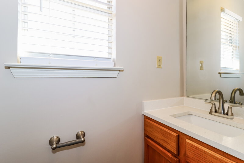 2,700/Mo, 6997 Luxor Ln Cordova, TN 38018 Bathroom View