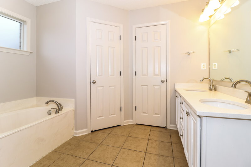 2,900/Mo, 10566 Wyckford Dr Olive Branch, MS 38654 Main Bathroom View