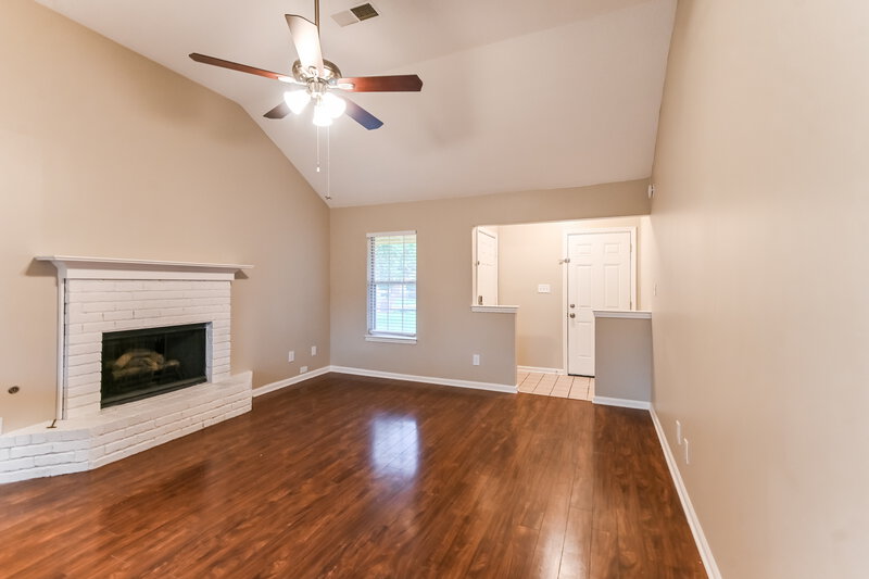 1,640/Mo, 5819 Waverly Dr Horn Lake, MS 38637 Living Room View 2