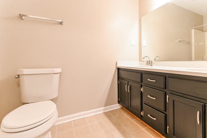 1,640/Mo, 5819 Waverly Dr Horn Lake, MS 38637 Main Bathroom View