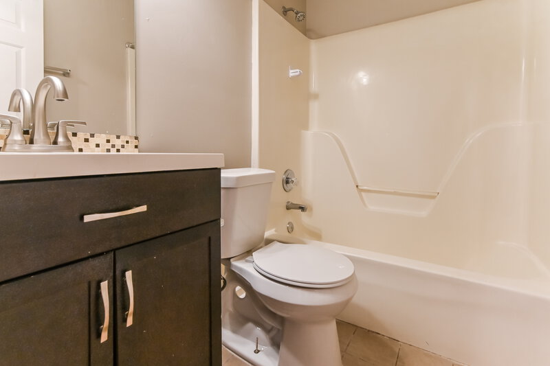 1,640/Mo, 5819 Waverly Dr Horn Lake, MS 38637 Bathroom View