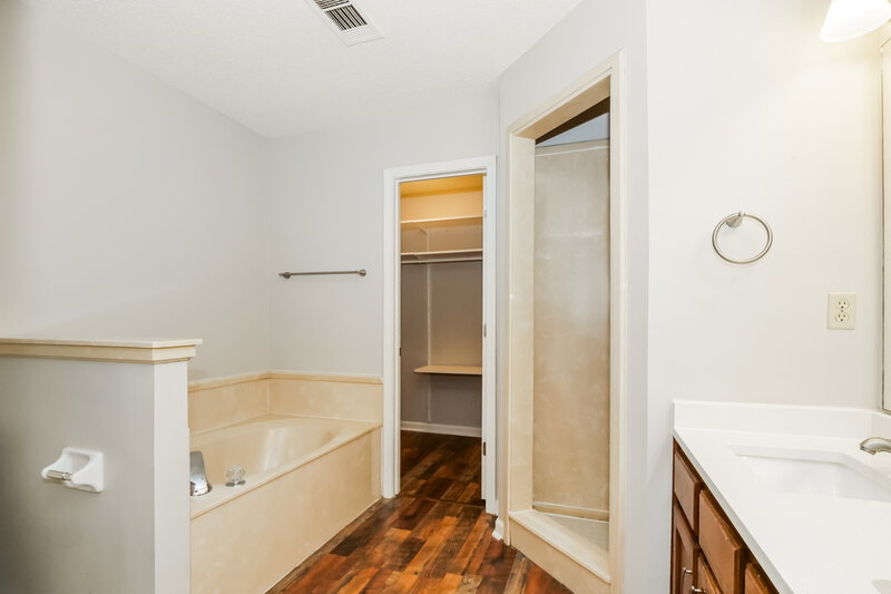 1,820/Mo, 3780 Westridge Cove Bartlett, TN 38135 Main Bathroom View