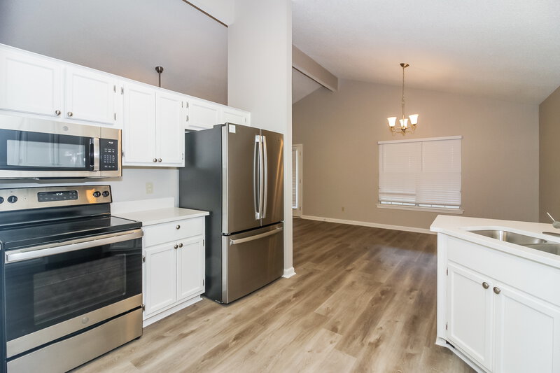 1,815/Mo, 7206 Atterbury Cir E Southaven, MS 38671 Kitchen View 2