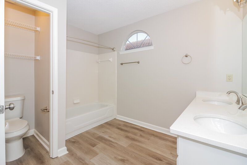 1,815/Mo, 7206 Atterbury Cir E Southaven, MS 38671 Main Bathroom View