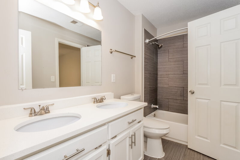 1,795/Mo, 8793 Five Oaks Dr W Southaven, MS 38671 Main Bathroom View