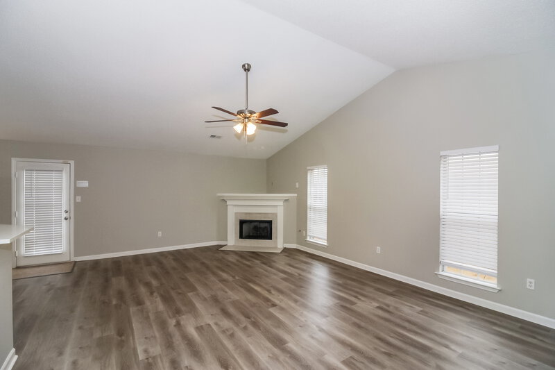 1,990/Mo, 1910 Cresent Ln Southaven, MS 38671 Living Room View