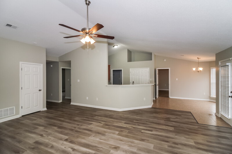 1,990/Mo, 1910 Cresent Ln Southaven, MS 38671 Living Room View 2