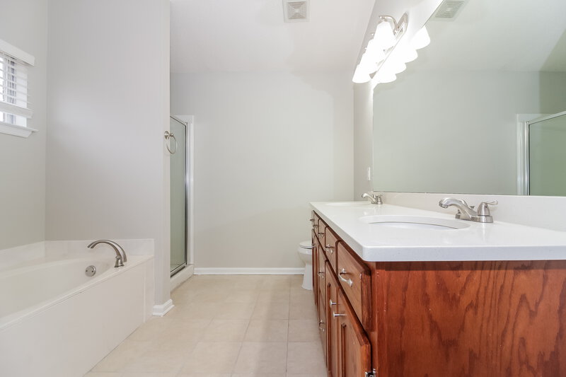 1,990/Mo, 1910 Cresent Ln Southaven, MS 38671 Main Bathroom View