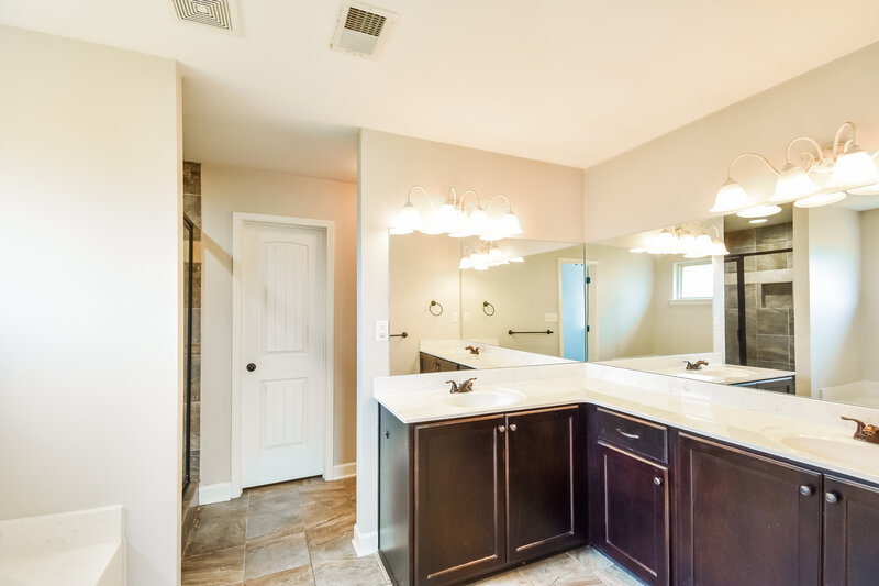 2,415/Mo, 2583 Molly Ln Southaven, MS 38672 Main Bathroom View