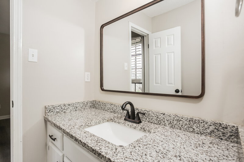 2,130/Mo, 6070 Halstead St Bartlett, TN 38134 Main Bathroom View