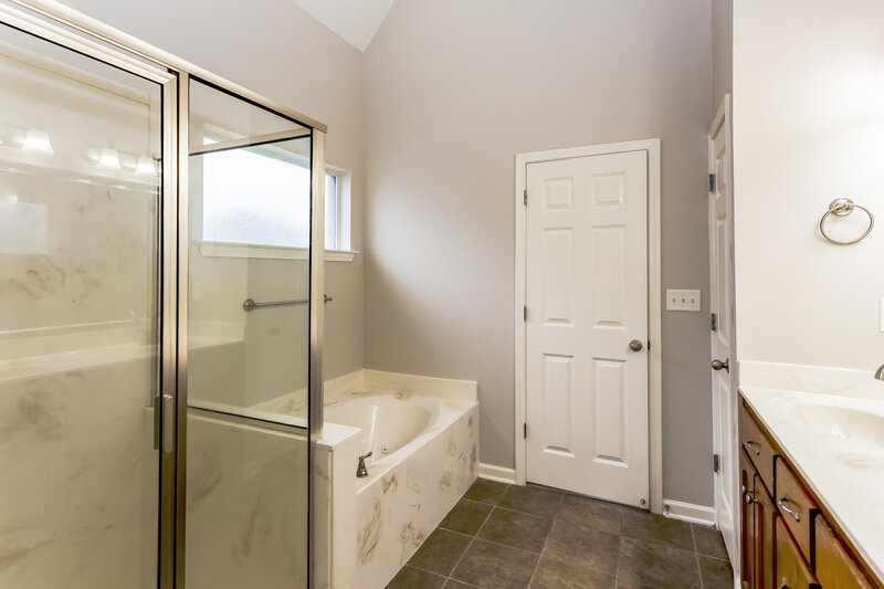 2,050/Mo, 1250 Trafalgar Dr Southaven, MS 38671 Main Bathroom View