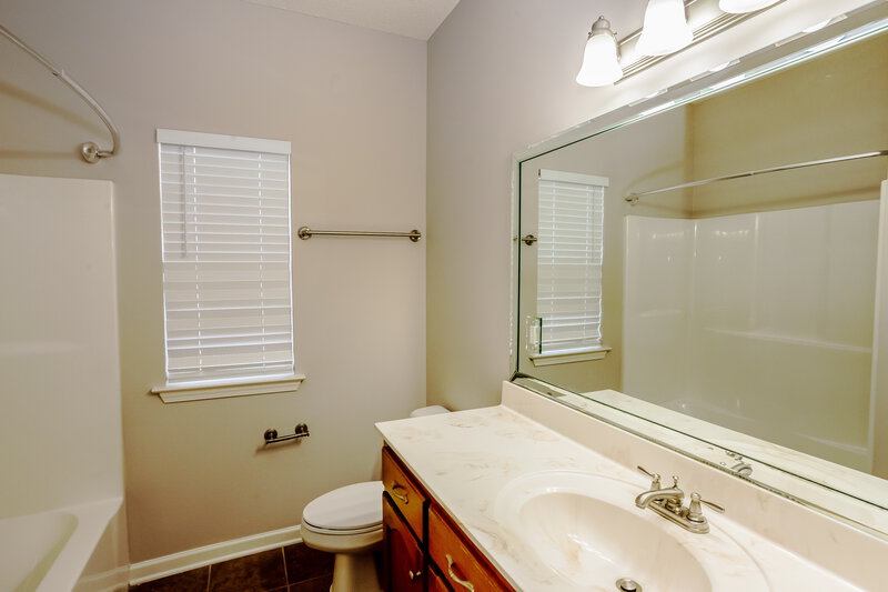 2,050/Mo, 1250 Trafalgar Dr Southaven, MS 38671 Bathroom View