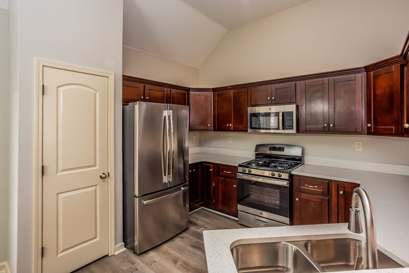 1,815/Mo, 3099 Greenhouse Dr Southaven, MS 38672 Kitchen View 2