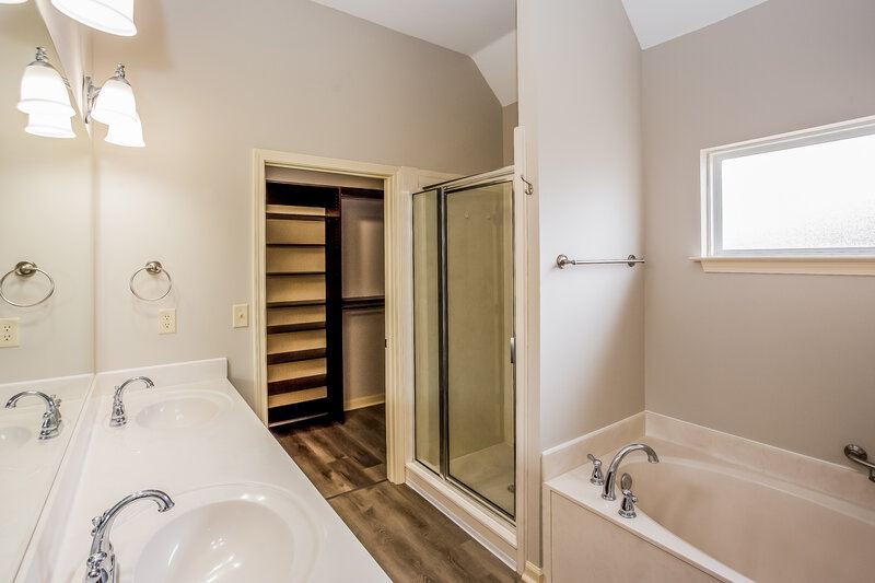 1,815/Mo, 3099 Greenhouse Dr Southaven, MS 38672 Main Bathroom View