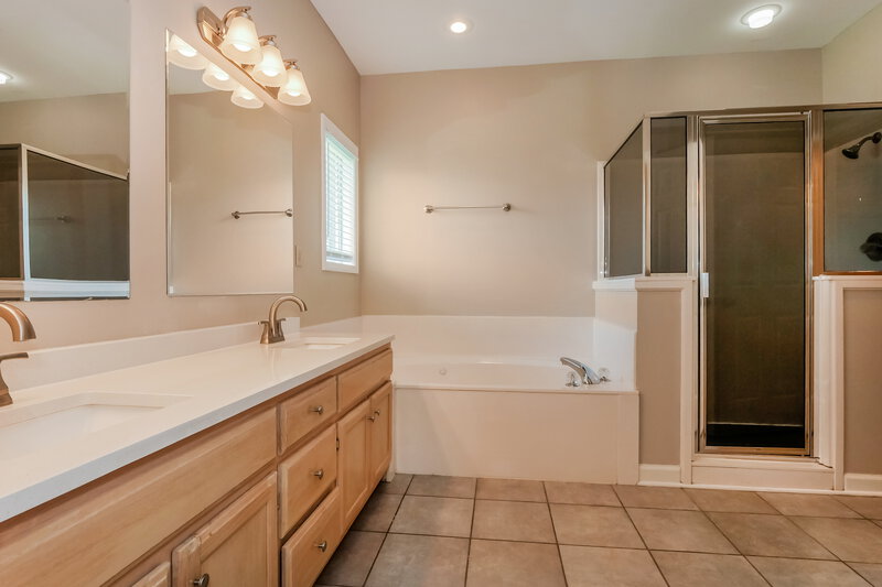 2,345/Mo, 4077 Course View Dr Bartlett, TN 38135 Main Bathroom View