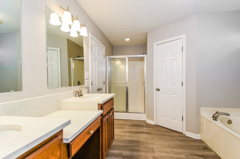 2,250/Mo, 1626 Brentwood Trce Southaven, MS 38671 Main Bathroom View 2