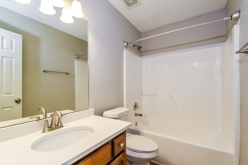 2,250/Mo, 1626 Brentwood Trce Southaven, MS 38671 Bathroom View