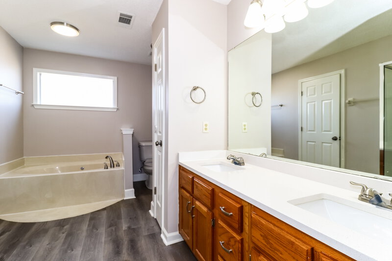 2,350/Mo, 8262 Red Creek Dr Cordova, TN 38016 Main Bathroom View
