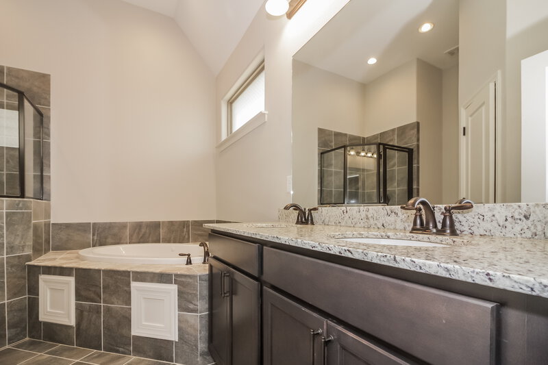 1,930/Mo, 50 Willow Springs Ln Oakland, TN 38060 Main Bathroom View