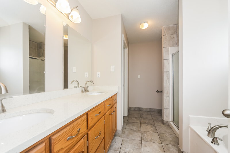 2,690/Mo, 5386 Kristy Ln Southaven, MS 38671 Main Bathroom View
