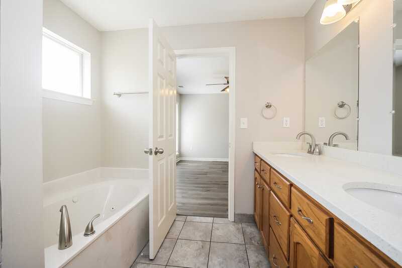 2,690/Mo, 5386 Kristy Ln Southaven, MS 38671 Main Bathroom View 2
