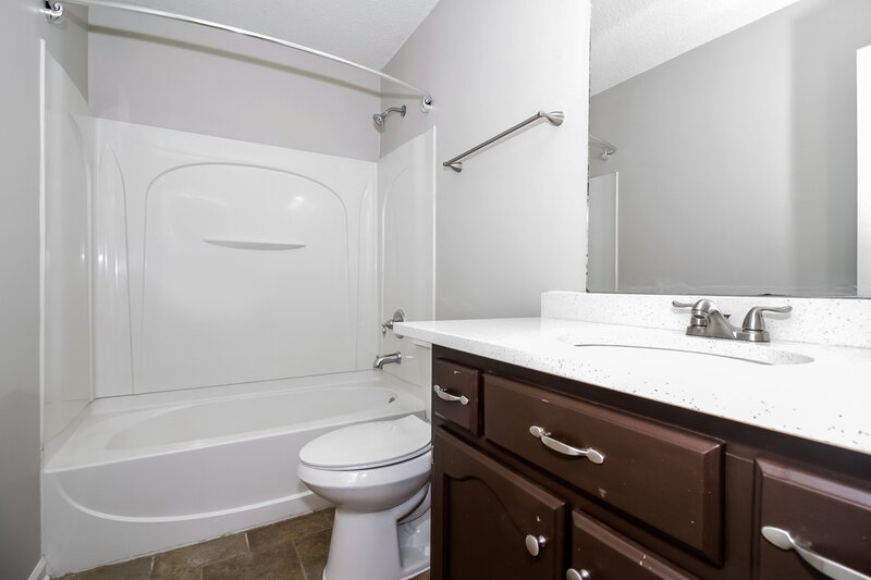 2,070/Mo, 8052 Mary Payton Dr Southaven, MS 38671 Main Bathroom View
