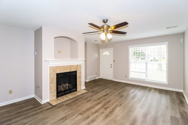 2,580/Mo, 1170 Whitten Rd Memphis, TN 38134 Living Room View 2