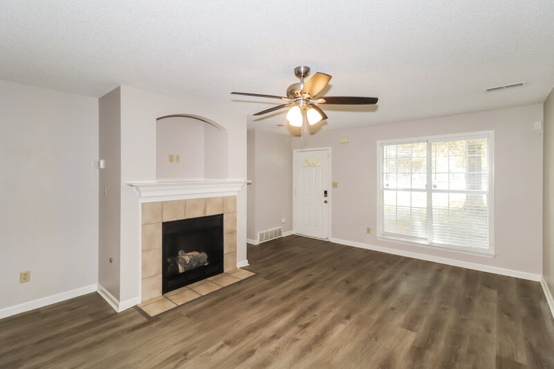 1,585/Mo, 1170 Whitten Rd Memphis, TN 38134 Living Room View 2