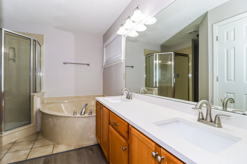 2,580/Mo, 1170 Whitten Rd Memphis, TN 38134 Main Bathroom View